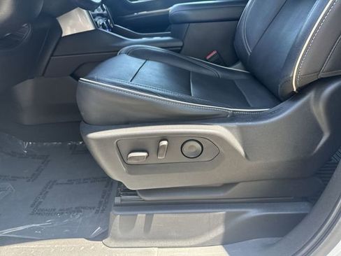 Used 2021 Chevrolet Tahoe Premier w/ Premium Package AWD/4WD image 30