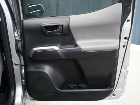 Used 2017 Toyota Tacoma SR5 AWD/4WD image 41