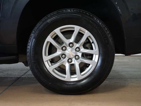 Used 2023 Chevrolet Suburban LT image 9