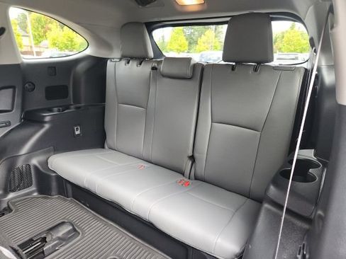 Used 2022 Toyota Highlander XLE AWD/4WD image 20