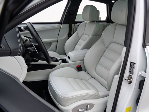 Certified 2024 Porsche Macan GTS image 5