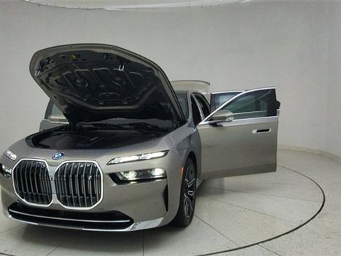 Used 2025 BMW i7 eDrive50 image 76