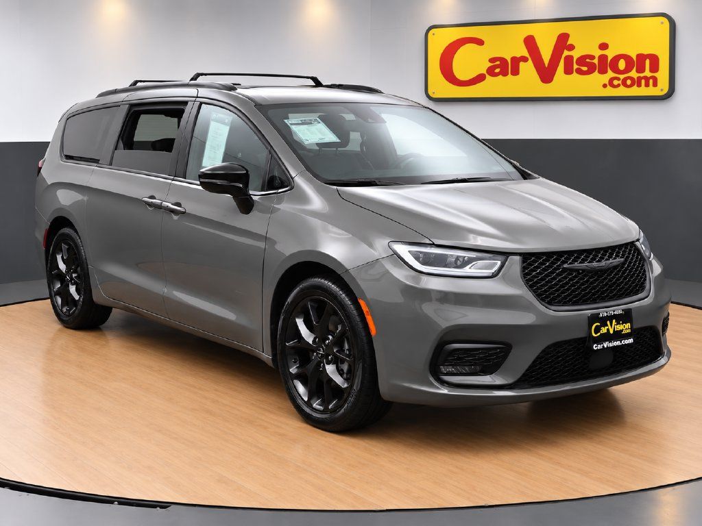 Used 2025 Chrysler Pacifica Limited FWD image 1