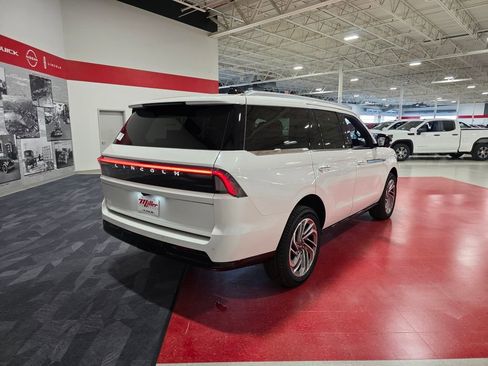 New 2026 Lincoln Navigator Reserve image 3