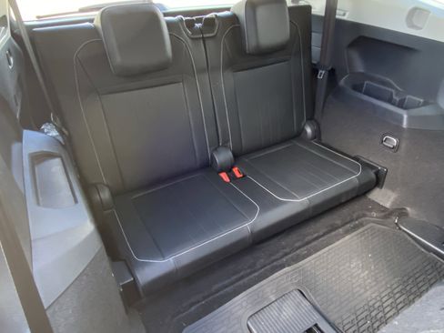 Used 2022 Volkswagen Tiguan SE w/ Panoramic Sunroof Package FWD image 32