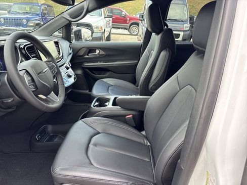 New 2026 Chrysler Pacifica Select image 14