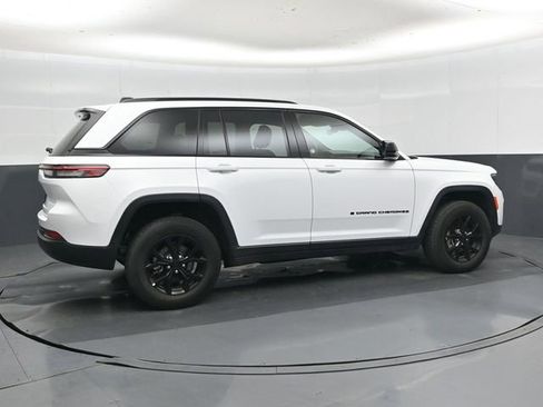 Used 2025 Jeep Grand Cherokee Altitude AWD/4WD image 3