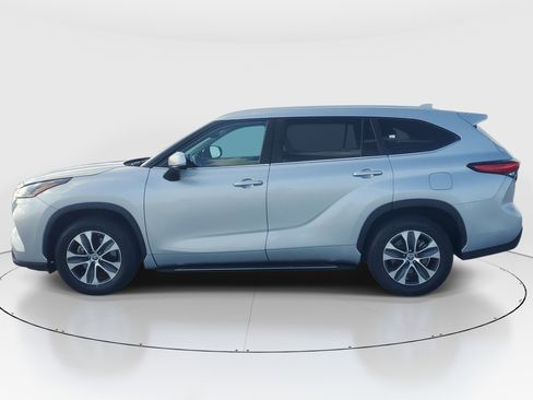 Used 2023 Toyota Highlander XLE FWD image 6