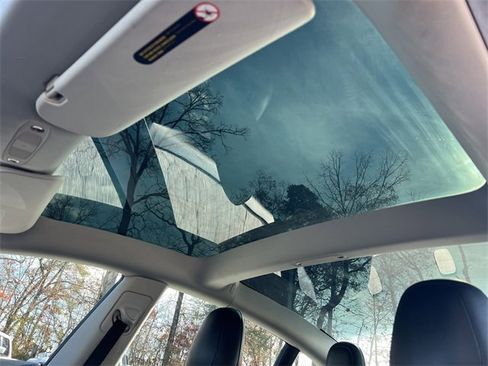 Used 2022 Tesla Model 3 Standard Range image 9