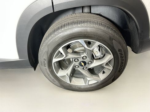 Used 2024 Chevrolet Trax LT w/ Driver Confidence Package FWD image 11