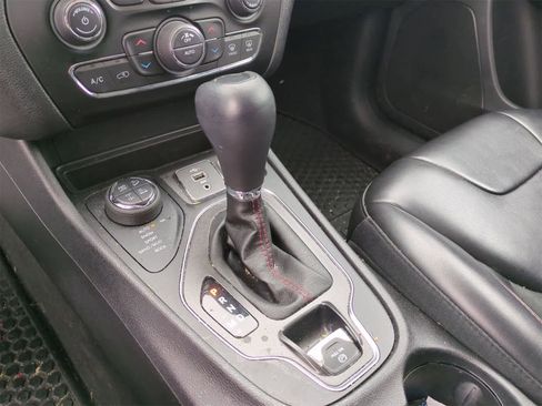 Certified 2019 Jeep Cherokee Trailhawk w/ Cold Weather Group image 32