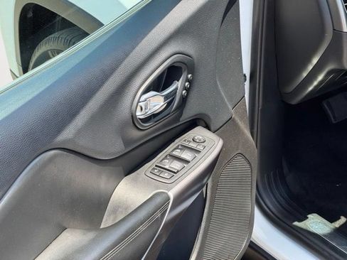 Used 2019 Jeep Cherokee Limited FWD image 10