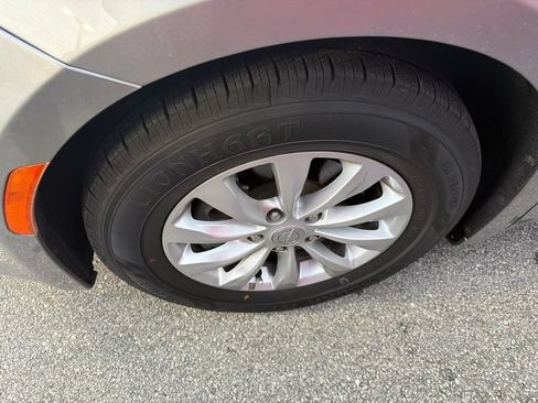 Used 2017 Chrysler Pacifica Touring-L FWD image 7