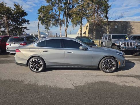 Used 2025 BMW 530i w/ Premium Package image 4