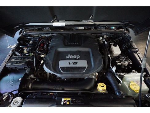 Used 2017 Jeep Wrangler Unlimited Rubicon AWD/4WD image 19