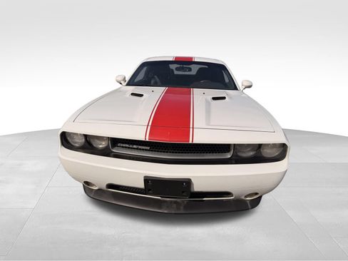 Used 2014 Dodge Challenger SXT RWD image 3