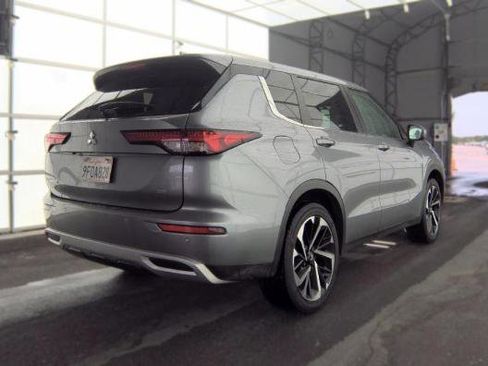 Used 2023 Mitsubishi Outlander SE AWD/4WD image 2