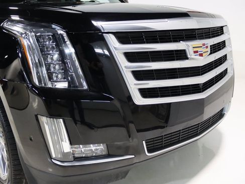 Used 2020 Cadillac Escalade Luxury image 25