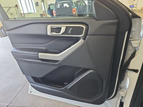 Used 2023 Ford Explorer XLT AWD/4WD image 28