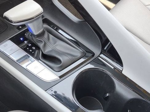 Used 2025 Hyundai Elantra Limited FWD image 17