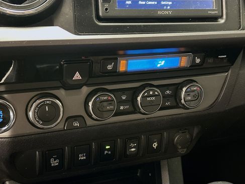 Used 2017 Toyota Tacoma TRD Off-Road w/ Premium & Technology Package AWD/4WD image 23