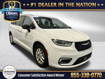 Used 2025 Chrysler Pacifica Select