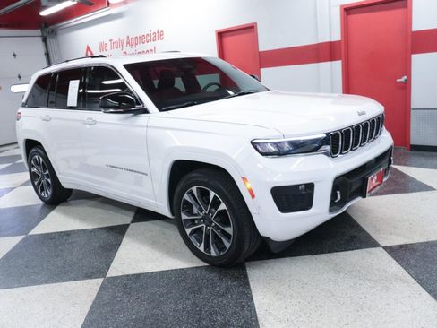 Used 2023 Jeep Grand Cherokee Overland w/ Luxury Tech Group IV AWD/4WD image 3