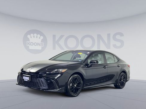 Used 2025 Toyota Camry SE image 1