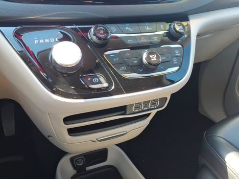 Used 2023 Chrysler Pacifica Touring-L FWD image 18