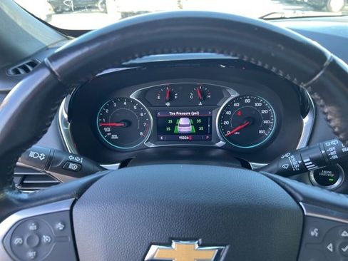 Used 2022 Chevrolet Traverse LT image 18