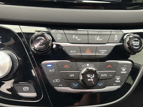 Used 2025 Chrysler Pacifica Select FWD image 18