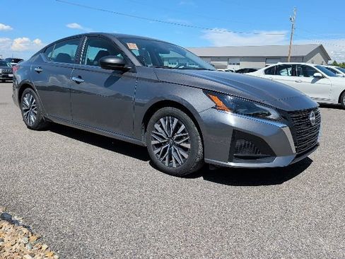 Used 2025 Nissan Altima 2.5 SV FWD image 2