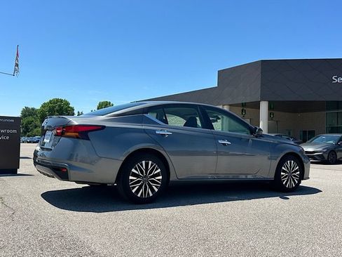 Used 2025 Nissan Altima 2.5 SV FWD image 8