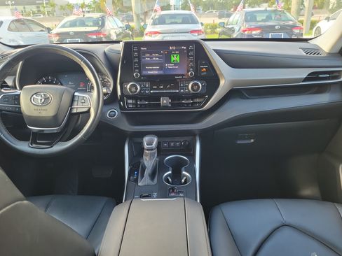Used 2020 Toyota Highlander XLE FWD image 16