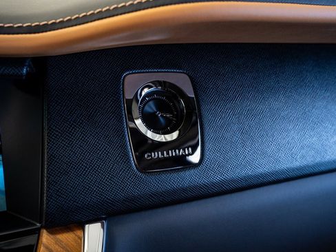 Used 2023 Rolls-Royce Cullinan w/ Cullinan Package image 57