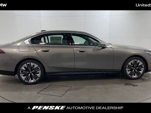 Used 2025 BMW 530i w/ Premium Package image 9