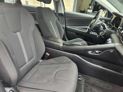 Used 2021 Hyundai Elantra SE FWD image 23