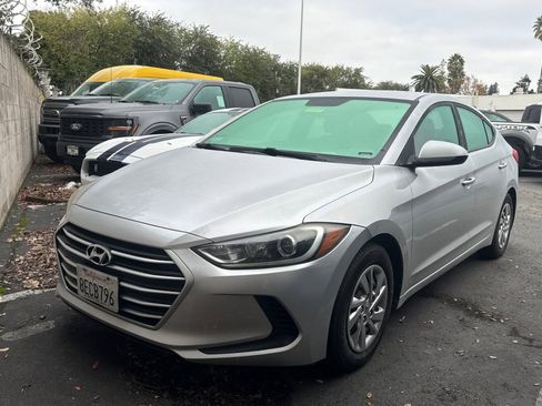 Used 2018 Hyundai Elantra SE image 2
