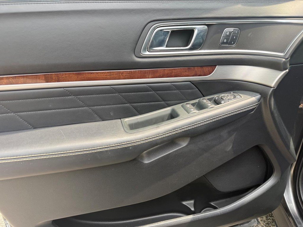 Used 2018 Ford Explorer Platinum AWD/4WD image 29