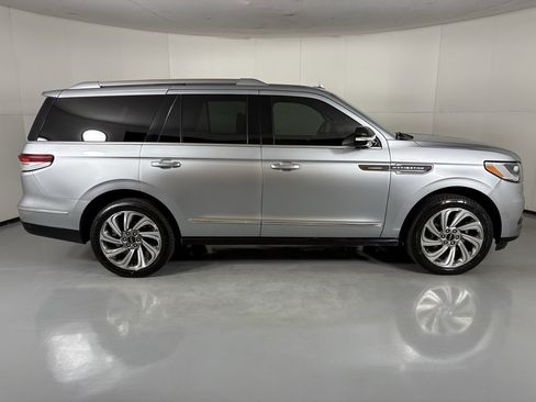 Used 2023 Lincoln Navigator Reserve image 9