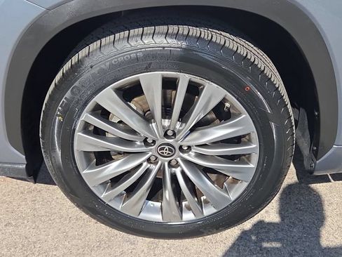 Used 2021 Toyota Highlander Platinum FWD image 9