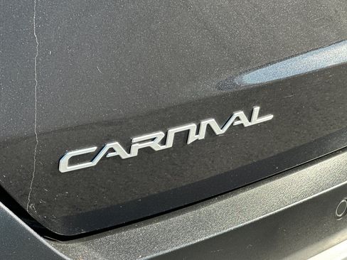 Used 2025 Kia Carnival FWD image 29