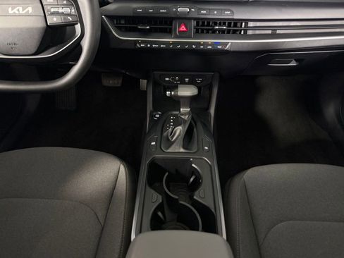 Used 2025 Kia K4 LXS image 17