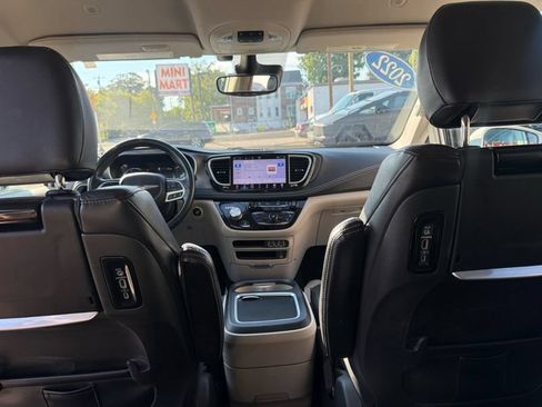 Used 2022 Chrysler Pacifica Touring-L w/ Uconnect Theater Family Group FWD image 42