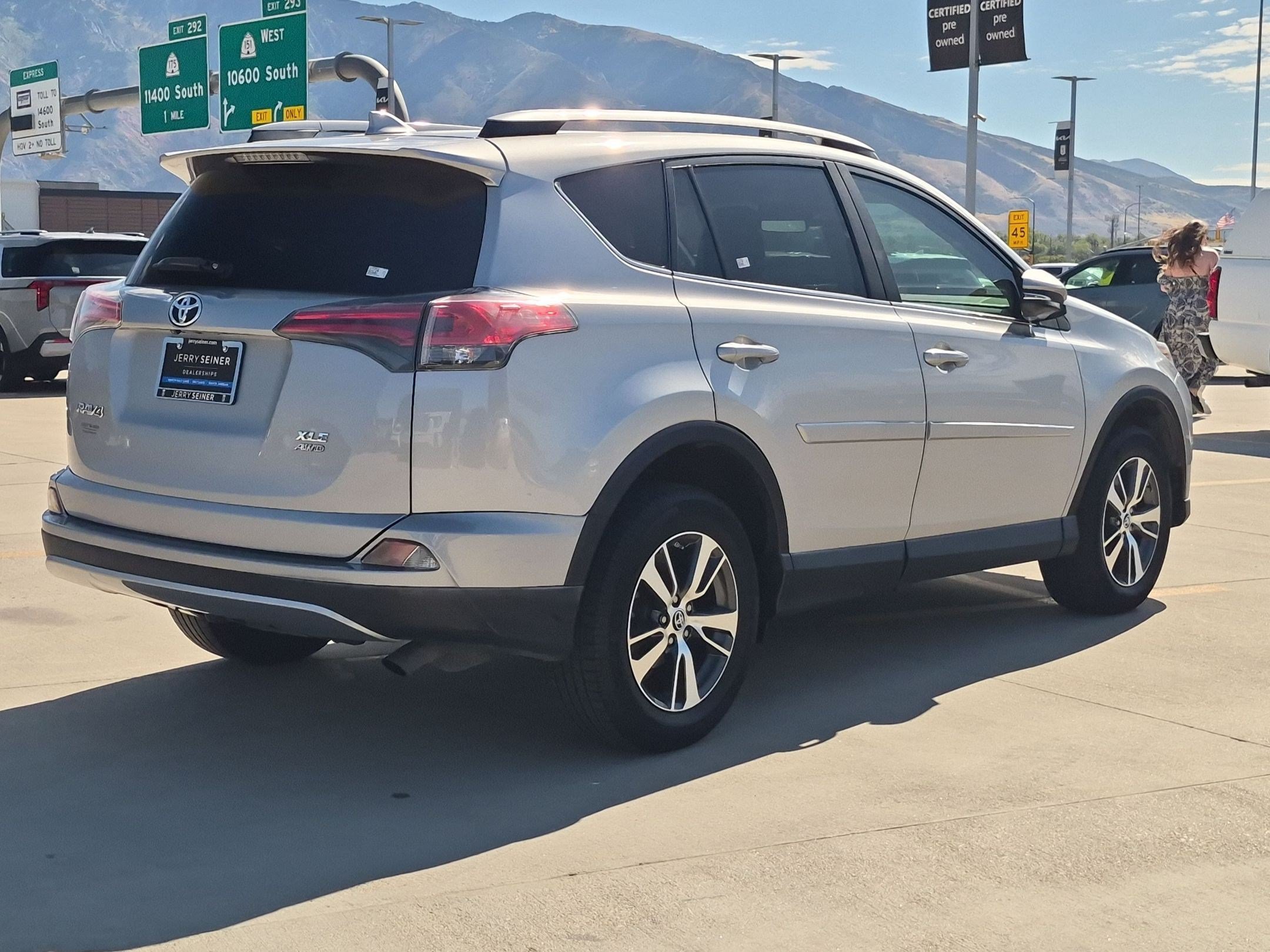 Used 2018 Toyota RAV4 XLE AWD/4WD image 5