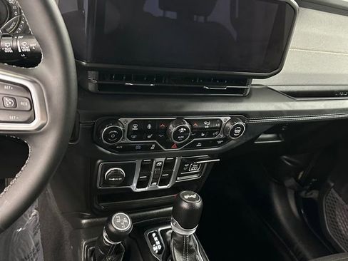 Used 2025 Jeep Wrangler Unlimited Sahara image 15