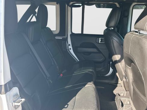 Used 2019 Jeep Wrangler Unlimited Sahara AWD/4WD image 11