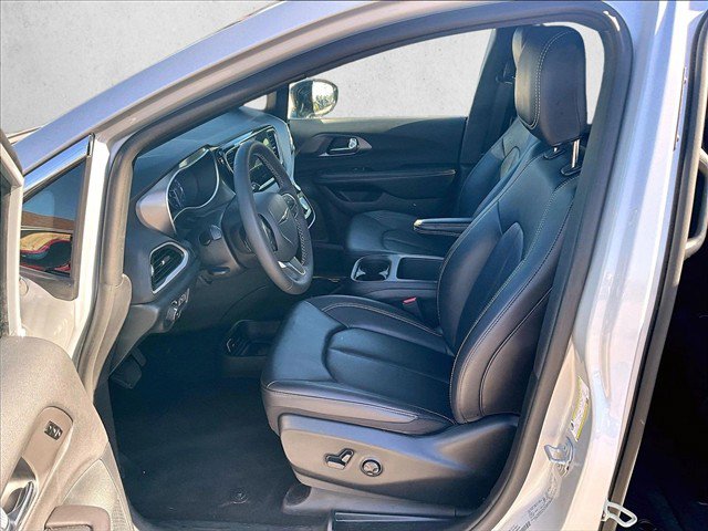 Used 2026 Chrysler Pacifica Select FWD image 24