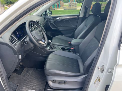 Used 2023 Volkswagen Tiguan SE w/ Panoramic Sunroof Package FWD image 15