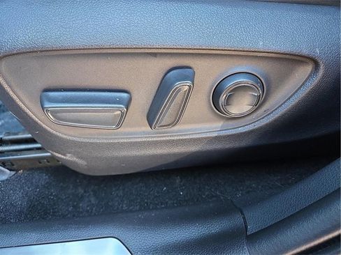 Used 2023 Toyota Venza image 11